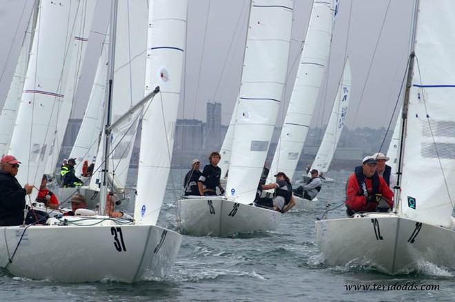 A little tight coming into the top mark - Rex Gorell Prestige Etchells Australian Championships 2011 &copy; Teri Dodds http://www.teridodds.com